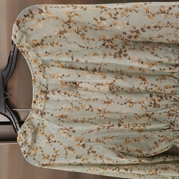 💕CURRENT AIR💕 Smocked Waist Split Neck Blouse ~ Sage Botanical Print S NWT - Picture 4 of 11